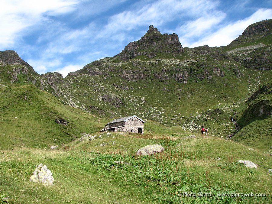 Valcorte 076.jpg - Baita Corte Alta (1885 m.) con vista sui primi  contrafforti rociosi del Monte Corte